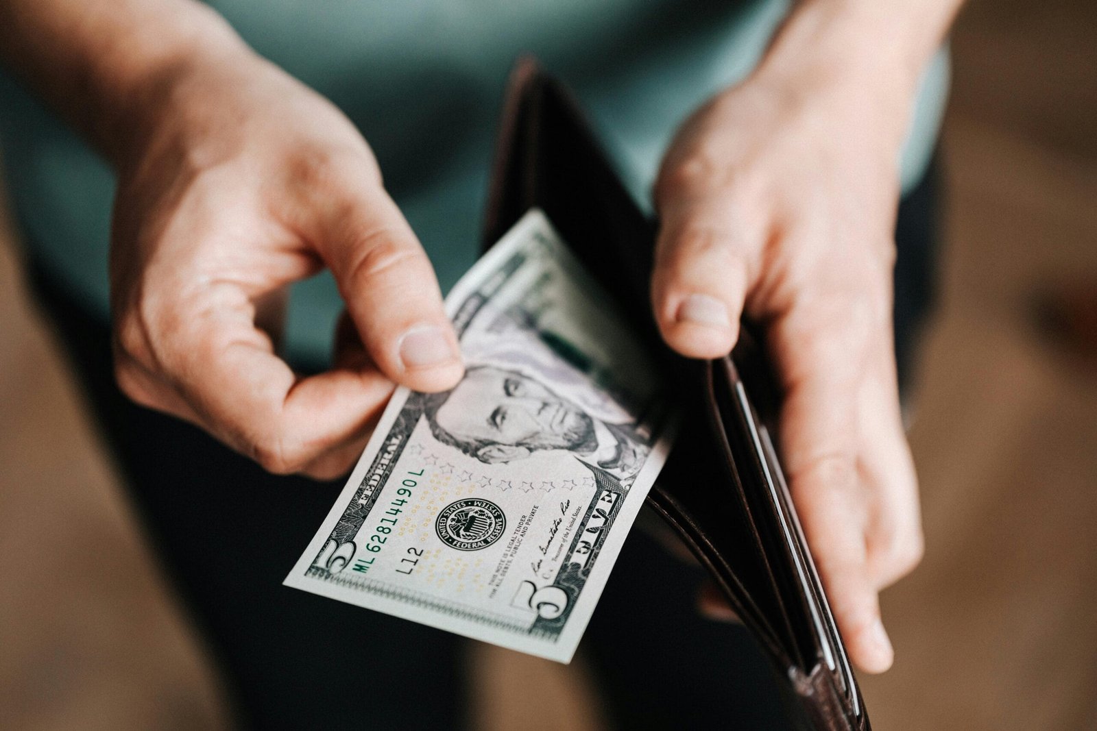How to earn passive income from investing online? 