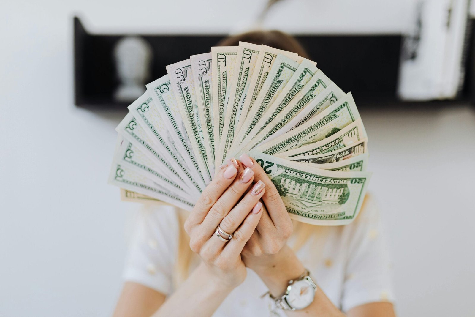How to earn passive income from investing online? 