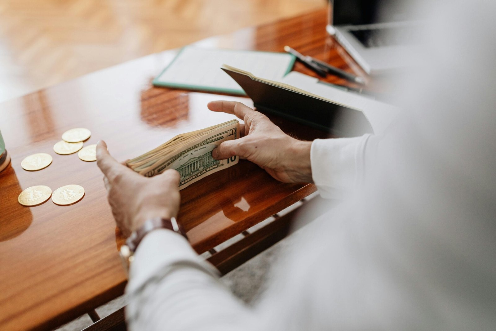 How to earn passive income from investing online? 