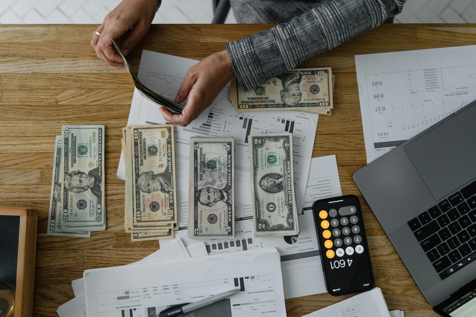 How to earn passive income from investing online? 