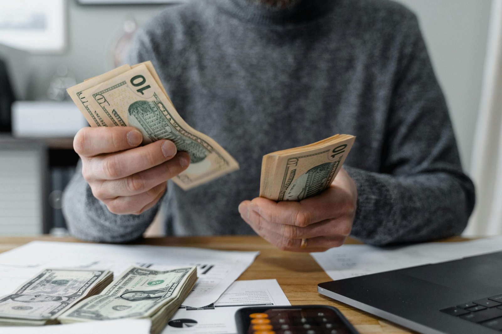 How to earn passive income from investing online? 