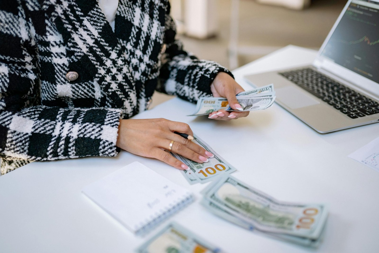 How to earn passive income from investing online? 